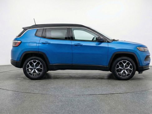 Used 2025 Jeep Compass Limited image 11