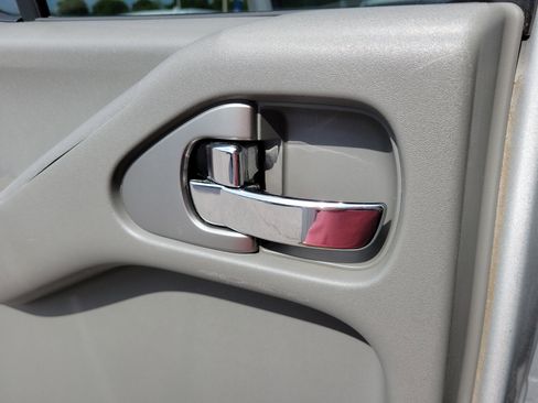 Used 2013 Nissan Frontier SV AWD/4WD image 25
