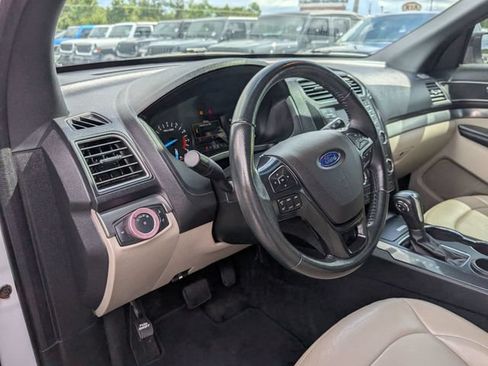 Used 2018 Ford Explorer XLT FWD image 30