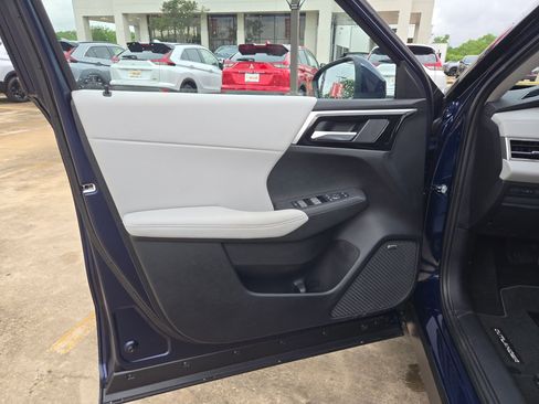 Used 2025 Mitsubishi Outlander SE FWD image 12
