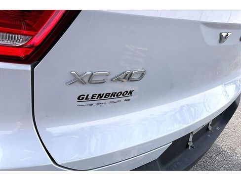 Used 2020 Volvo XC40 T5 R-Design image 9