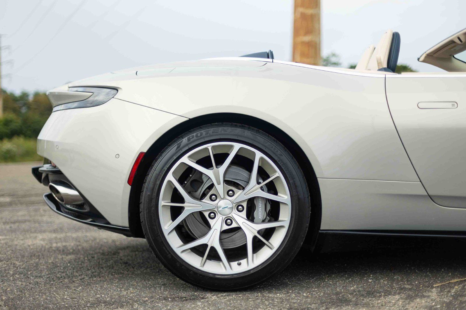 Used 2019 Aston Martin DB11 Volante RWD image 33
