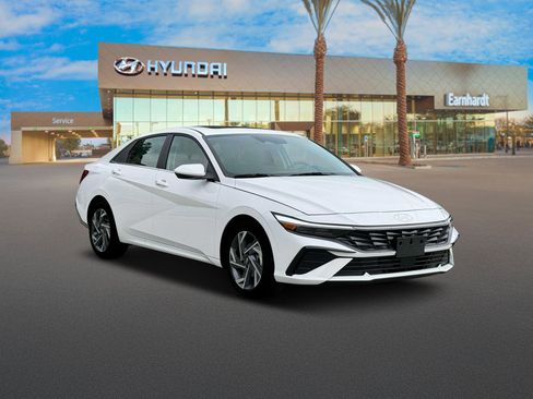 Used 2025 Hyundai Elantra SEL image 11