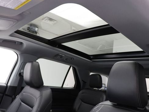 Used 2022 Ford Explorer XLT w/ Equipment Group 202A image 17