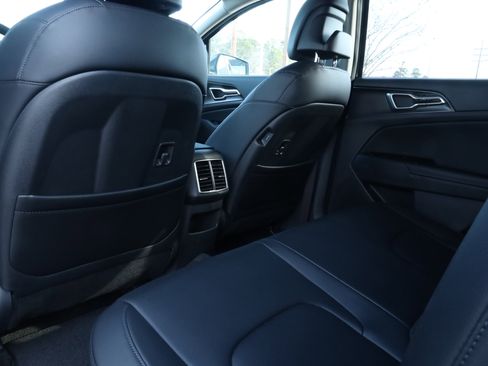 Used 2025 Kia Sportage EX image 17