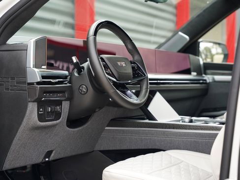 Used 2025 Cadillac Escalade ESV V image 10