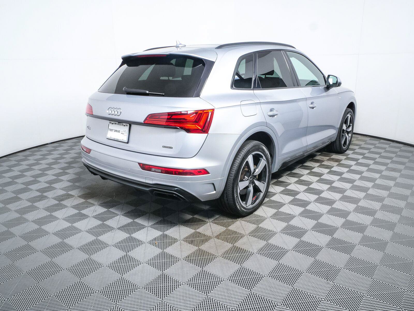 Used 2023 Audi Q5 2.0T Premium Plus w/ Premium Plus Package AWD/4WD image 3