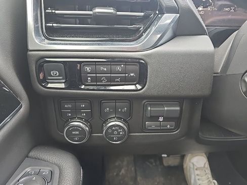 Used 2025 GMC Yukon XL Denali w/ Denali Reserve Package image 26