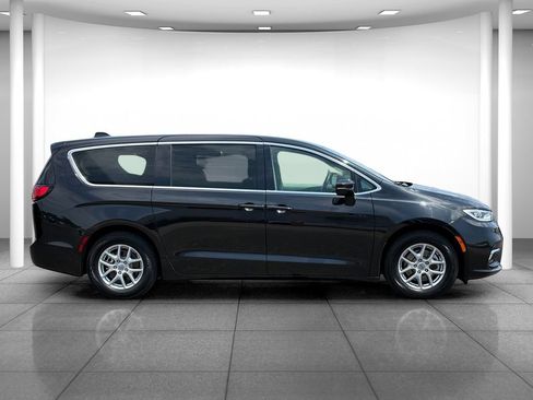 Used 2023 Chrysler Pacifica Touring-L FWD image 8