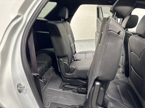 Used 2023 Chevrolet Traverse LT w/ LT Premium Package AWD/4WD image 48