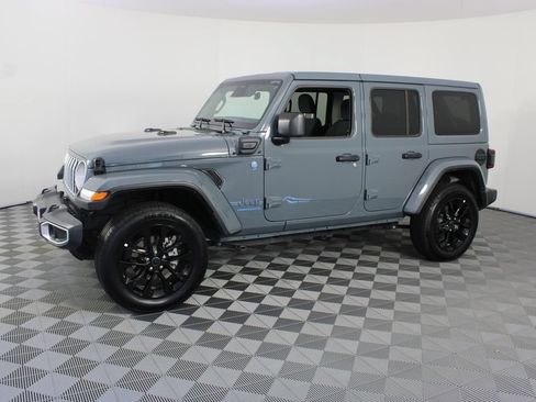 Used 2025 Jeep Wrangler Unlimited Sahara w/ Safety Group AWD/4WD image 2
