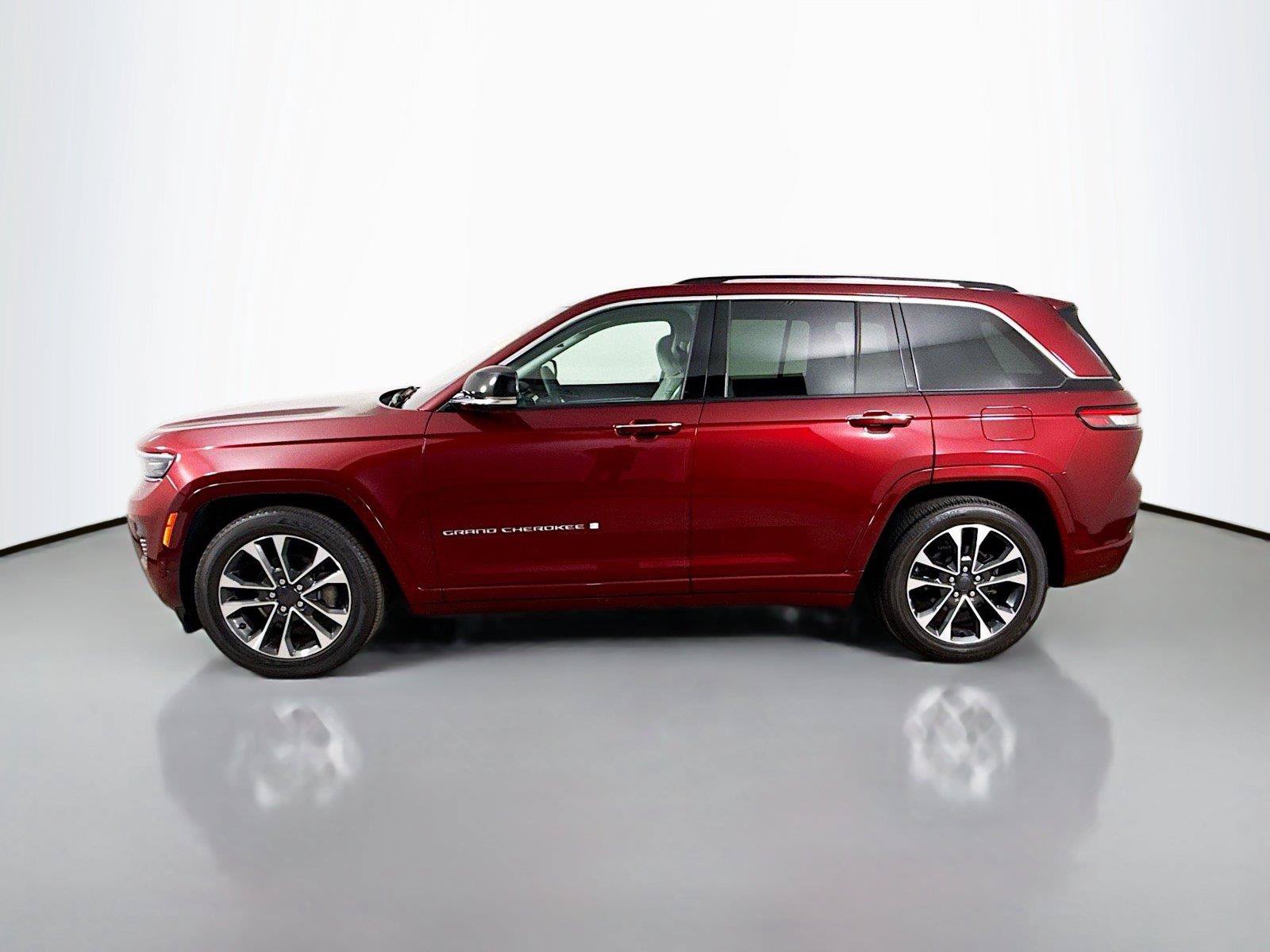Used 2023 Jeep Grand Cherokee Overland w/ Luxury Tech Group IV AWD/4WD image 8