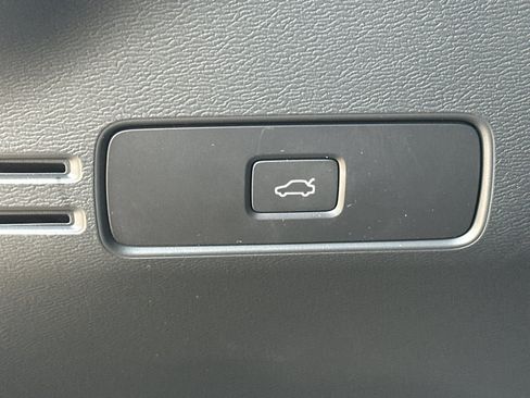 Used 2024 Volvo XC40 B5 Core image 32