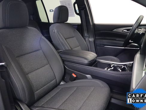 Used 2025 Chevrolet Traverse LT image 18