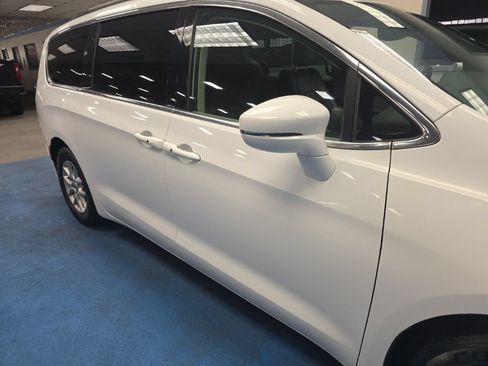 Used 2022 Chrysler Pacifica Touring-L FWD image 5
