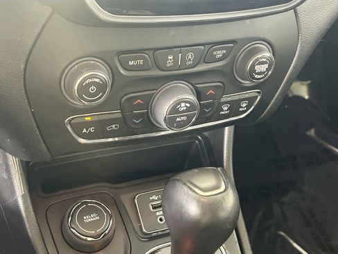 Used 2022 Jeep Cherokee Limited image 15