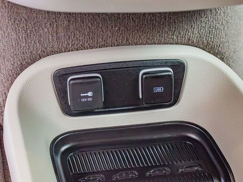 Used 2019 Chrysler Pacifica Touring-L image 31