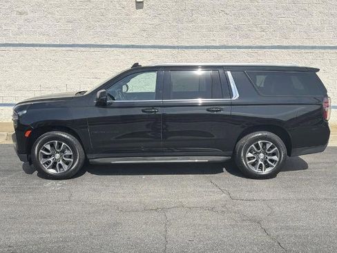 Used 2022 Chevrolet Suburban LT w/ Luxury Package RWD image 4