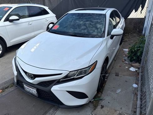 Used 2018 Toyota Camry SE w/ Moonroof Package FWD image 1