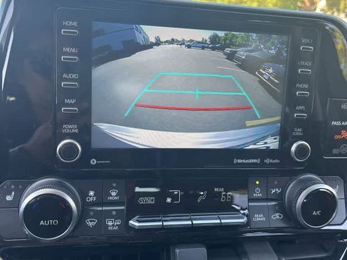 Used 2021 Toyota Highlander XLE AWD/4WD image 12