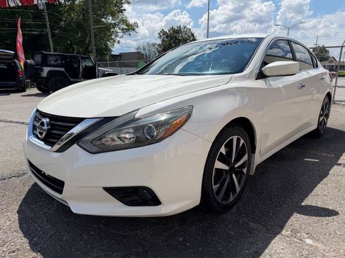 Used 2018 Nissan Altima 2.5 SR w/ Interior Lighting Package FWD image 4
