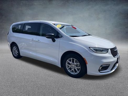 Used 2024 Chrysler Pacifica Touring-L FWD image 4