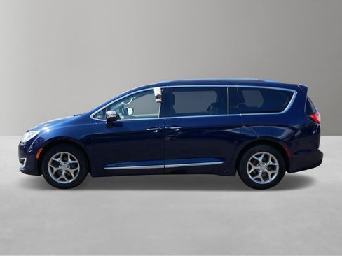 Used 2018 Chrysler Pacifica Limited image 2