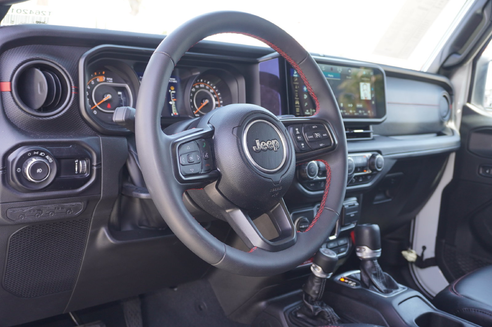 Used 2024 Jeep Wrangler Unlimited Rubicon AWD/4WD image 12