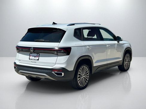 Used 2025 Volkswagen Taos SE FWD image 5