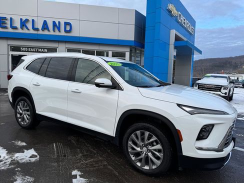 Used 2025 Buick Enclave Preferred image 3