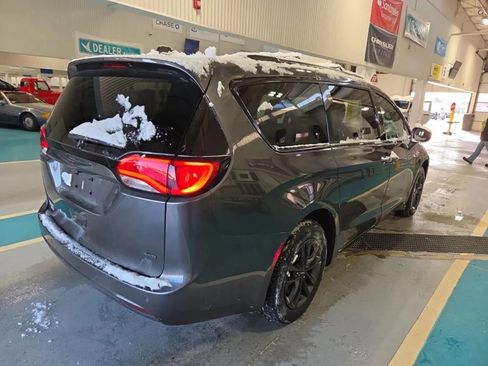 Used 2020 Chrysler Pacifica Touring-L image 4