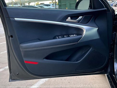 Used 2025 Genesis G70 2.5T image 20