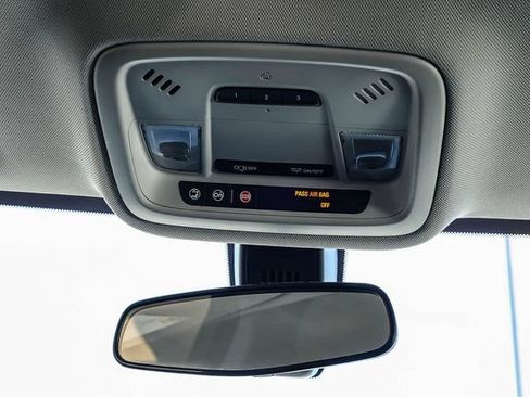 Used 2019 Chevrolet Traverse LT FWD image 17