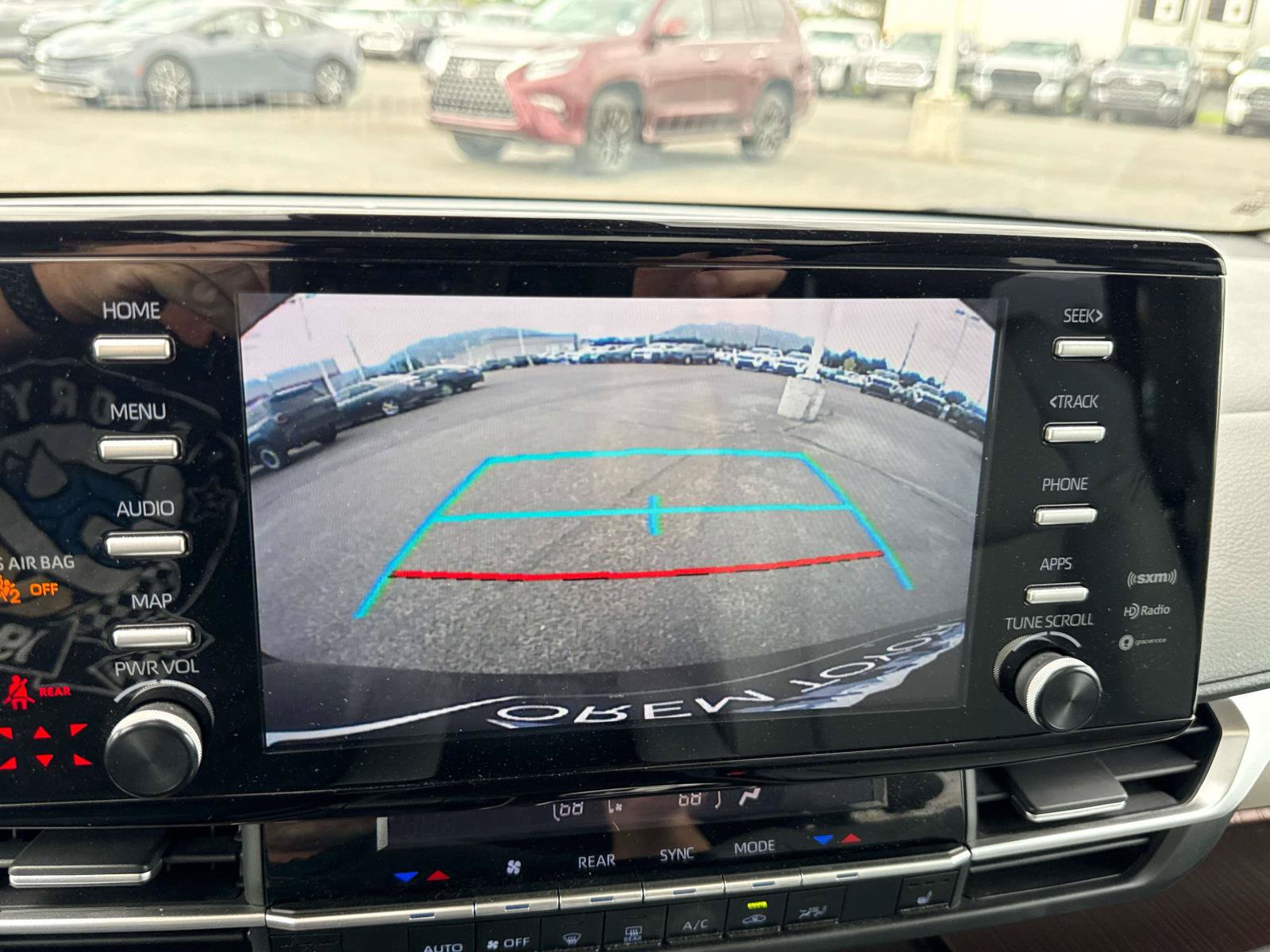 Used 2024 Toyota Sienna XLE FWD image 23