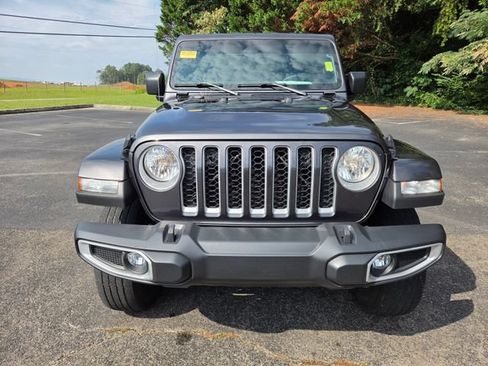 Used 2023 Jeep Gladiator Overland w/ Cold Weather Group AWD/4WD image 2