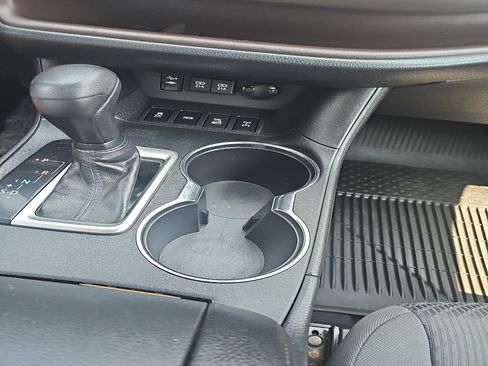 Used 2019 Toyota Highlander LE image 17