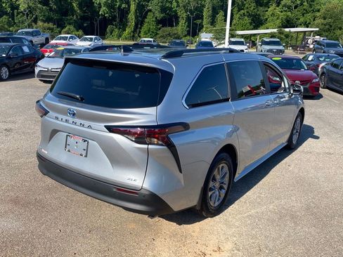 Used 2025 Toyota Sienna XLE w/ XLE Plus Package FWD image 17