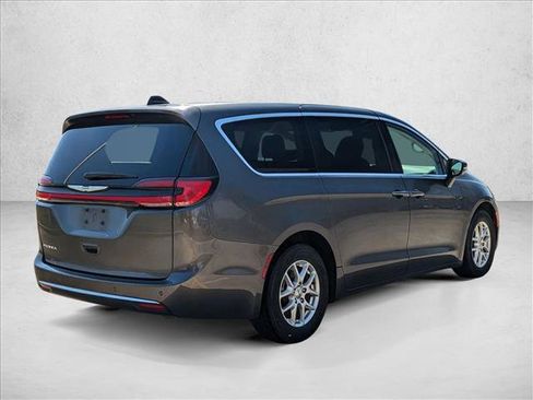 Used 2023 Chrysler Pacifica Touring-L image 5