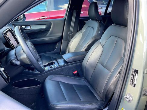 Used 2024 Volvo XC40 B5 Core image 23