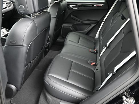 Certified 2025 Porsche Macan image 7