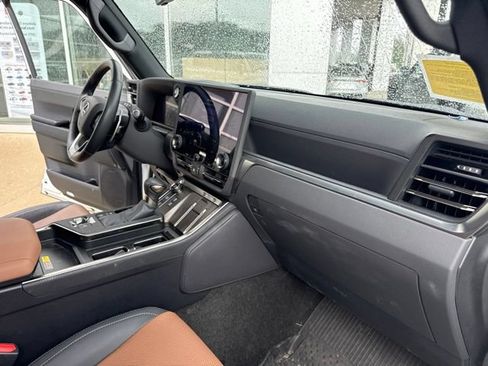Used 2025 Lexus GX 550 w/ Accessory Package (2T) AWD/4WD image 31