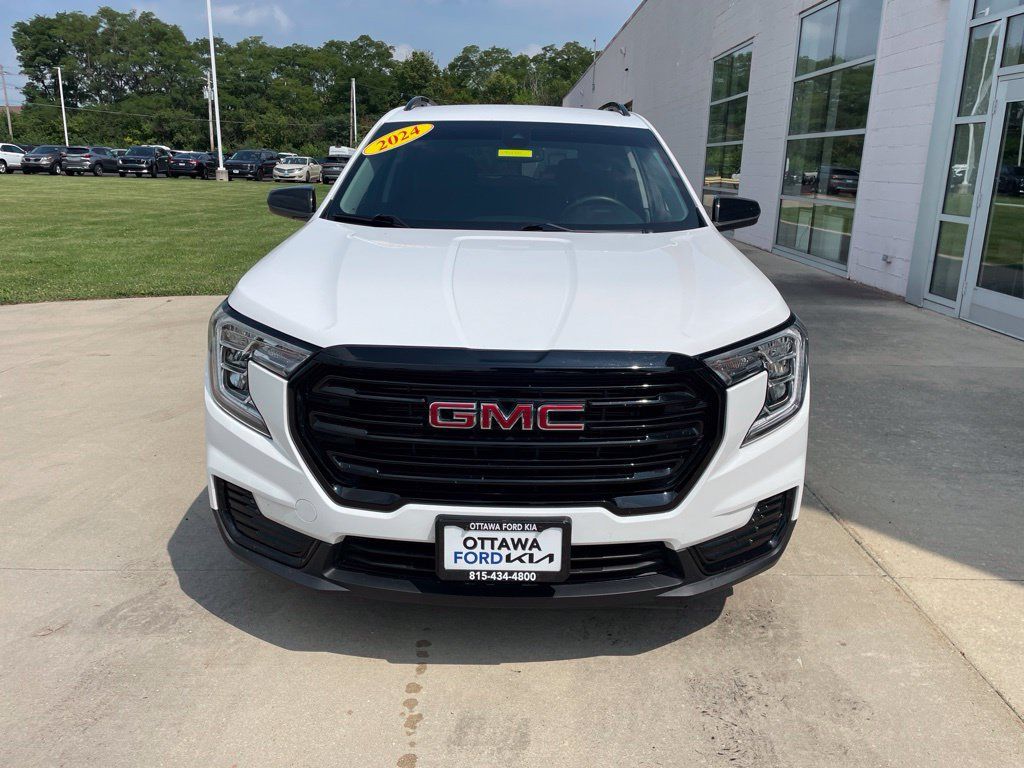 Used 2024 GMC Terrain SLE w/ Elevation Edition FWD image 3