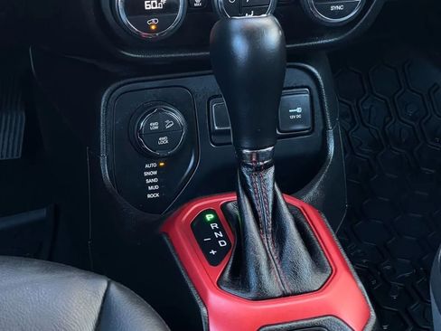 Used 2016 Jeep Renegade Trailhawk w/ Premium Trailhawk Package image 28