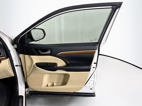 Used 2017 Toyota Highlander Limited image 35