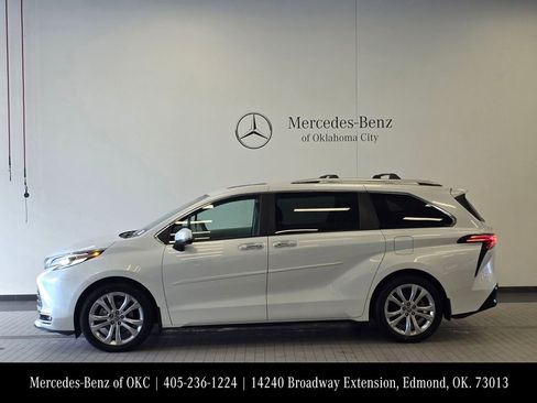Used 2022 Toyota Sienna Platinum FWD image 5