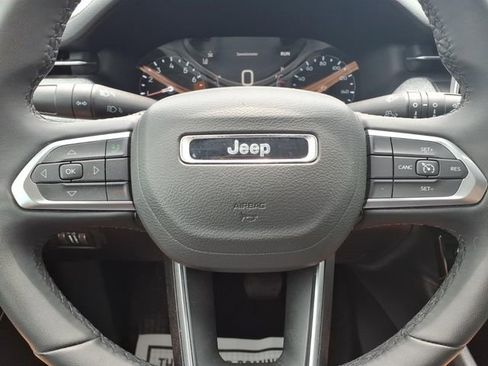 Used 2025 Jeep Compass Latitude AWD/4WD image 11