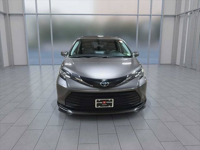 Certified 2022 Toyota Sienna LE FWD image 3