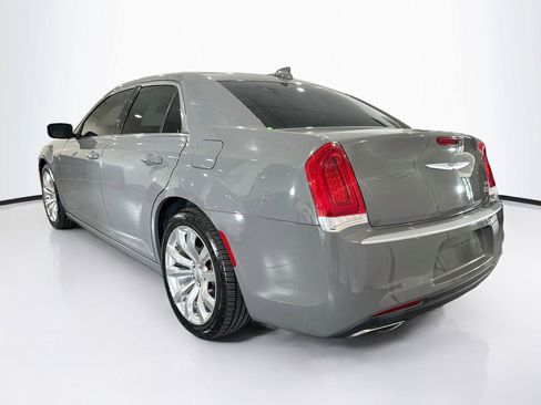 Used 2019 Chrysler 300 Touring w/ Chrome Appearance Package RWD image 3