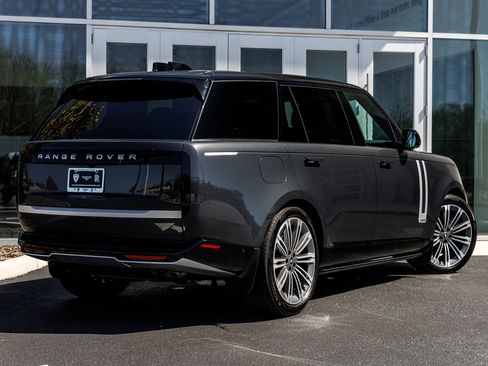 Used 2025 Land Rover Range Rover Long Wheelbase Autobiography image 13
