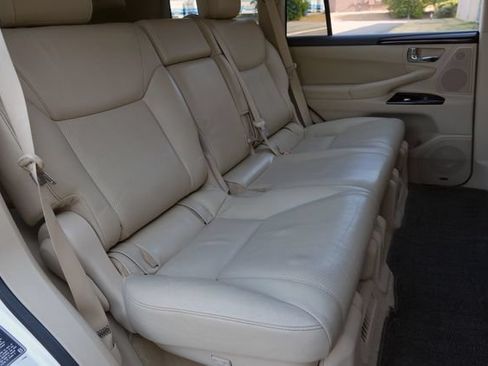 Used 2013 Lexus LX 570 4WD w/ Luxury Pkg w/Pre-crash image 16